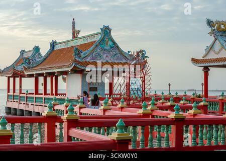 Chonburi, THAILAND - 10. Juli 2025: Blick auf hin Khao Schrein mit Himmelshintergrund, Attraktion für Touristen im Ang Sila Bezirk, ist einer der beliebtesten Stockfoto