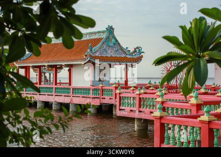 Chonburi, THAILAND - 10. Juli 2025: Blick auf hin Khao Schrein mit Himmelshintergrund, Attraktion für Touristen im Ang Sila Bezirk, ist einer der beliebtesten Stockfoto