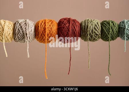 Bunte Garnbällchen in verschiedenen Texturen hintereinander. Stockfoto