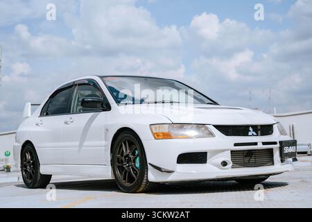 Weißer Mitsubishi Evo 9 auf einer städtischen Straße Stockfoto