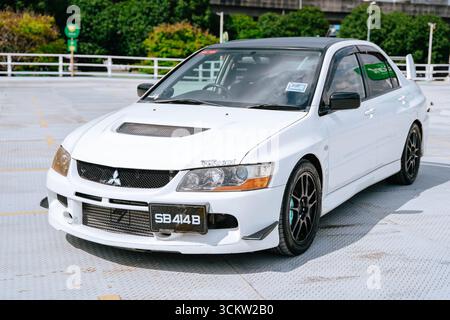 Weißer Mitsubishi Evo 9 auf einer städtischen Straße Stockfoto