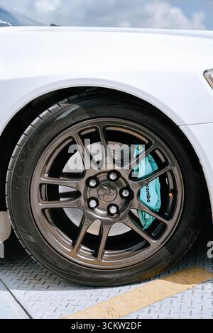 Weißer Mitsubishi Evo 9 auf einer städtischen Straße Stockfoto