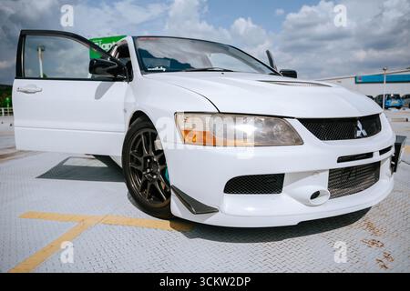 Weißer Mitsubishi Evo 9 auf einer städtischen Straße Stockfoto