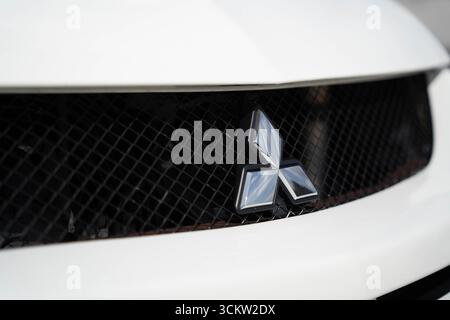 Weißer Mitsubishi Evo 9 auf einer städtischen Straße Stockfoto