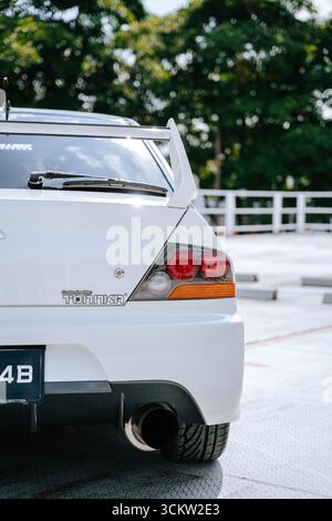Weißer Mitsubishi Evo 9 auf einer städtischen Straße Stockfoto