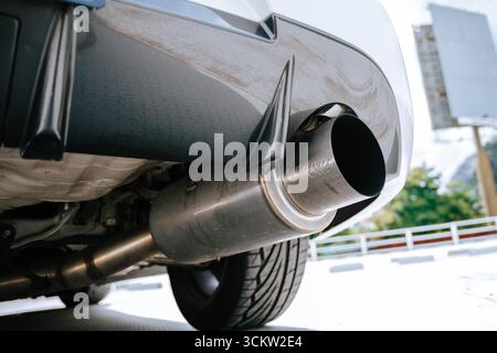 Weißer Mitsubishi Evo 9 auf einer städtischen Straße Stockfoto