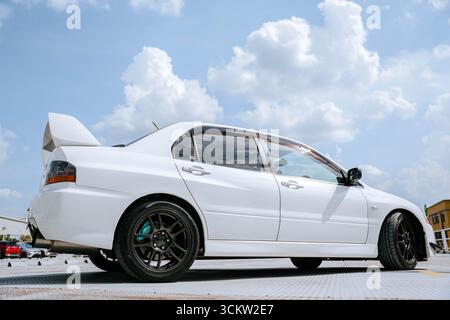 Weißer Mitsubishi Evo 9 auf einer städtischen Straße Stockfoto