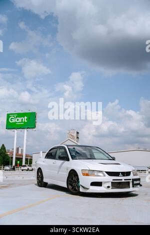 Weißer Mitsubishi Evo 9 auf einer städtischen Straße Stockfoto