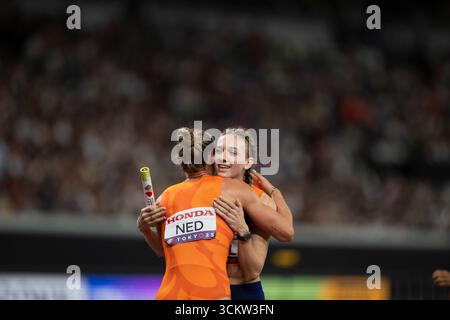 Femke Bol aus den Niederlanden umarmt Lieke Klaver, während er am 13. September 2025 in Tokio Silber beim 4X400 m Mixed - Finale am Tag 1 im Japan National Stadium feiert. (Quelle: Andy Astfalck/MTB-Photo/Alamy Live News) Stockfoto