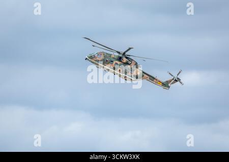 Die portugiesische Luftwaffe Leonardo AW101 Merlin wurde am 18. Juli 2025 bei der Royal International Air Tattoo geflogen. Stockfoto