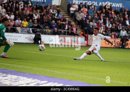 Swansea, Großbritannien. September 2025. Ronald aus Swansea City erzielt sein Team das 2. Tor. EFL Skybet Meisterschaftsspiel, Swansea City gegen Hull City im Stadion Swansea.com in Swansea, Wales am Samstag, den 13. September 2025. Dieses Bild darf nur für redaktionelle Zwecke verwendet werden. Nur redaktionelle Verwendung, Bild von Andrew Orchard/Alamy Live News Stockfoto