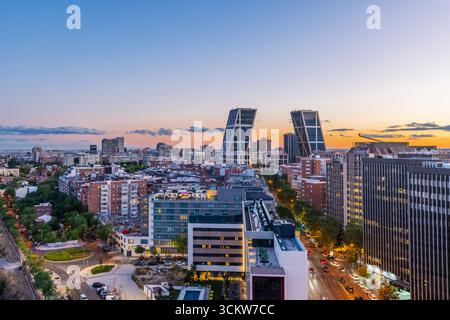 Aus der Vogelperspektive auf Madrid in der Abenddämmerung mit Blick von Norden nach Süden, die Stadt ist in warmen Dämmertönen getaucht. Die berühmten Türme der Puerta de Europa, bekannt für Stockfoto