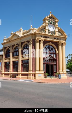 Das Erbe steht unter dem Edwardian Town Hall in York, Western Australia Stockfoto