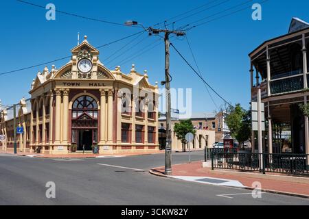 Das Erbe steht unter dem Edwardian Town Hall in York, Western Australia Stockfoto