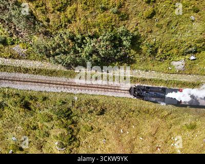 Furka Dampfzug in den Schweizer Alpen – aus der Vogelperspektive der historischen Bergbahn Stockfoto