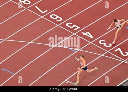Tokio, Japan. September 2025. Femke Bol (L) aus den Niederlanden überquert die Ziellinie während des gemischten 4x400-m-Staffelfinals bei den Leichtathletik-Weltmeisterschaften 2025 in Tokio, Japan, 13. September 2025. Quelle: Li Ming/Xinhua/Alamy Live News Stockfoto