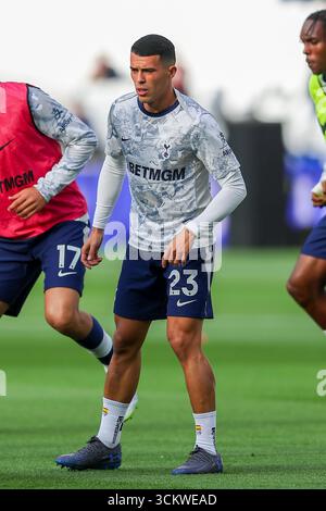 London, Großbritannien. September 2025. Pedro Porro von Tottenham Hotspur wärmt sich am 13. September 2025 im Tottenham Hotspur Stadium in London, England, Großbritannien vor dem Auftakt auf. Credit: Katie Chan/Every Second Media Credit: Every Second Media/Alamy Live News Stockfoto