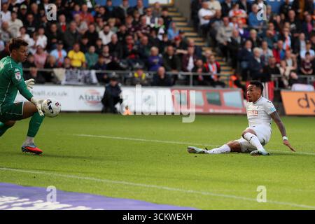 Swansea, Großbritannien. September 2025. Ronald aus Swansea City erzielt sein Team das 2. Tor. EFL Skybet Meisterschaftsspiel, Swansea City gegen Hull City im Stadion Swansea.com in Swansea, Wales am Samstag, den 13. September 2025. Dieses Bild darf nur für redaktionelle Zwecke verwendet werden. Nur redaktionelle Verwendung, Bild von Andrew Orchard/Alamy Live News Stockfoto