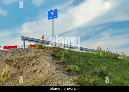 Blaues Straßenschild, das den Grenzübergang zwischen Tschechien und Polen symbolisiert und internationale Reisen und Grenzen symbolisiert Stockfoto