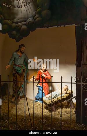 Weihnachtskrippe, die die Heilige Familie mit dem Baby Jesus, Maria und Joseph in der Basilika der Besuchsweihe der Heiligen Jungfrau Maria in Wambierzyce repräsentiert, Stockfoto