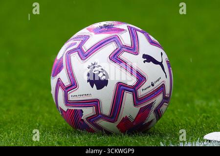 Newcastle, Großbritannien. September 2025. Puma Premier League Football während des Spiels Newcastle United FC gegen Wolverhampton Wanderers FC English Premier League im St.James' Park, Newcastle, England, Großbritannien am 13. September 2025 Credit: Lee Keuneke/Every Second Media Credit: Every Second Media/Alamy Live News Stockfoto