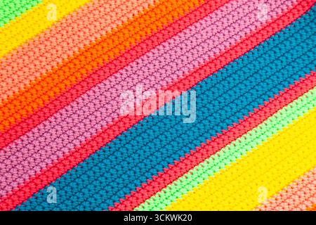 Mehrfarbiges Strickmaterial aus Baumwolle mit handgefertigten geraden Nähten. Stockfoto