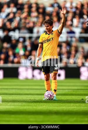 Newcastle, Großbritannien. September 2025. Hugo Bueno von Wolverhampton Wanderers während des Premier League-Spiels Newcastle United gegen Wolverhampton Wanderers im St. James's Park, Newcastle, Vereinigtes Königreich, 13. September 2025 (Foto: Richard Bierton/News Images) in Newcastle, Vereinigtes Königreich am 13. September 2025. (Foto: Richard Bierton/News Images/SIPA USA) Credit: SIPA USA/Alamy Live News Stockfoto