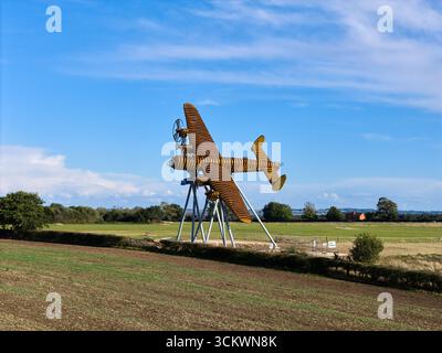 Auf der Freedom's Wings Statue, der neu errichteten Avro Lancaster Skulptur in Lincolnshire, England. Mit einer Länge von 26 m und einer Flügelspanne von 31 m Stockfoto