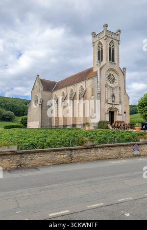 Malerischer Blick auf eine Kirche umgeben von Weinbergen in Fuisse, Saone et Loire, Bourgogne Franche Comte, Frankreich Stockfoto