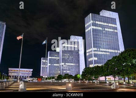 Albany, USA - 25. Mai 2025: Nächtlicher Blick auf die beleuchtete Empire State Plaza mit den Bürotürmen, dem New York State Museum und den Flaggen Stockfoto