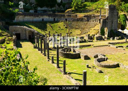 Malerischer Blick auf die Ruinen des römischen Theaters in Volterra, Italien, mit stehenden Säulen und grasbewachsenen Flächen Stockfoto