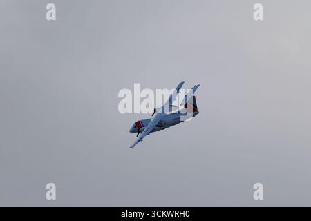 Niederlande Coast Guard de Havilland Canada DHC-8-102 Dash 8 C-FCGE startet oberhalb von Amsterdam, Niederlande, mit T-Tail und zwei Turboprops deutlich sichtbar. Stockfoto