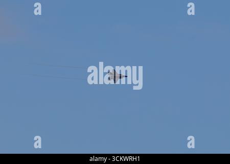 Lockheed Martin F-35A Lightning II von der Royal Netherlands Air Force fliegt während des Sail 2025 an Amsterdam, Niederlande vorbei, wobei Wingtip-Wirbel sichtbar sind. Stockfoto