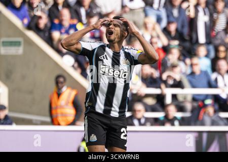 Newcastle upon Tyne, Großbritannien. September 2025. NEWCASTLE UPON TYNE, ENGLAND: Jacob Murphy von Newcastle United reagiert am 13. September 2025 in Newcastle upon Tyne auf ein Spiel der Premier League 2025/26 zwischen Newcastle United und Wolverhampton Wanderers im St. James Park. Quelle: SPP Sport Pressefoto. /Alamy Live News Stockfoto