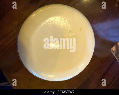 Bier von oben zu einem Pint Guinness Bier im Oak Pub, Parliament St, Temple Bar, Dublin, Irland Stockfoto