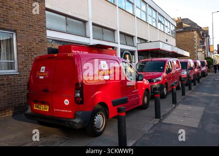 Eine Reihe roter Lieferwagen der Royal Mail stehen vor dem Sortierbüro in Bishops Stortford, Hertfordshire, England. Stockfoto