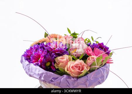 Lebendiges Bouquet mit Rosen, Chrysanthemen, Gerberas und Orchideen, das ein atemberaubendes Blumenarrangement schafft Stockfoto