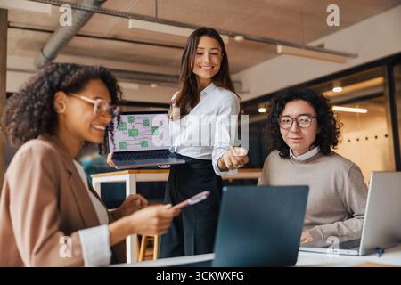 Zusammenarbeit in einem modernen Bürobereich mit verschiedenen Teammitgliedern Stockfoto