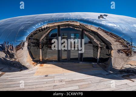Ein schickes Restaurant, das an Chicagos „Bean“ erinnert, auf einem Berg in Chimgan, nur 90 Minuten von der Innenstadt von Taschkent, Usbekistan, entfernt. Stockfoto
