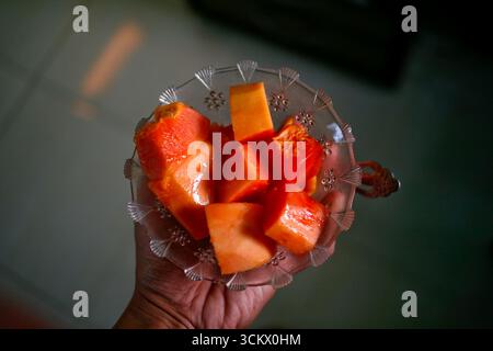 Nahaufnahme der Handschale mit Papaya-Scheiben Stockfoto