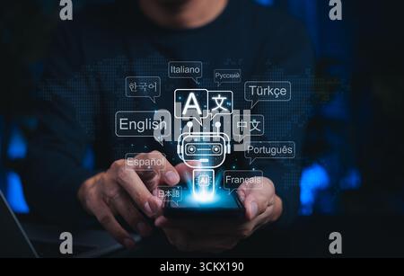 KI-gestütztes Language Translate App-Konzept. Eine Person hält das Smartphone und zeigt eine KI-gestützte Sprachübersetzungs-App an. Stockfoto