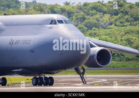 Ceiba, Puerto Rico. September 2025. Das Lockheed C-5M Super Galaxy Großraumflugzeug der US Air Force trifft während einer Übung auf der Roosevelt Roads Naval Station ein. Puerto Rico gehört als fremdes Territorium zu den USA, ist aber selbstregierend und kein Bundesstaat. Viele Jahrzehnte lang gab es mehrere US-Militärbasen auf der Insel. Quelle: Kendall Torres Cortés/dpa/Alamy Live News Stockfoto