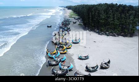Traditionelles Fischerboot aus Holz, Teknaf Coxs Basar, Bangladesch. Buntes Holzfischboot auf einem Cox's Bazar Sea Beach mit blauem Himmel. Stockfoto