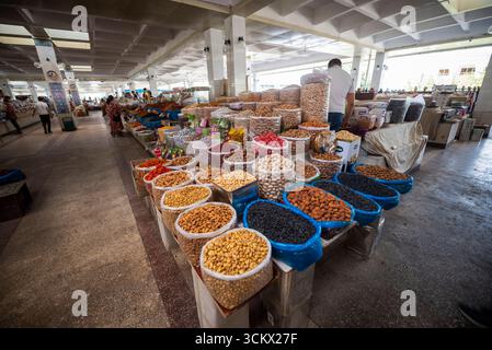 Obst, Gemüse und Nüsse sind an Marktständen in Samarkand, Usbekistan, erhältlich. Stockfoto