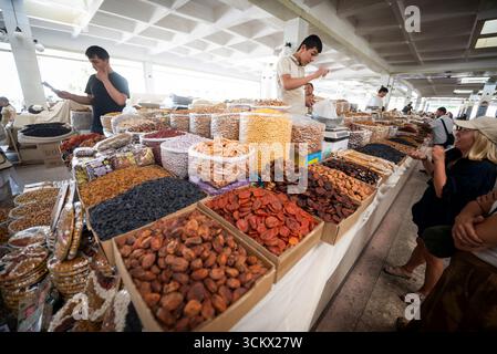 Obst, Gemüse und Nüsse sind an Marktständen in Samarkand, Usbekistan, erhältlich. Stockfoto
