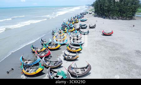 Traditionelles Fischerboot aus Holz, Teknaf Coxs Basar, Bangladesch. Buntes Holzfischboot auf einem Cox's Bazar Sea Beach mit blauem Himmel. Stockfoto