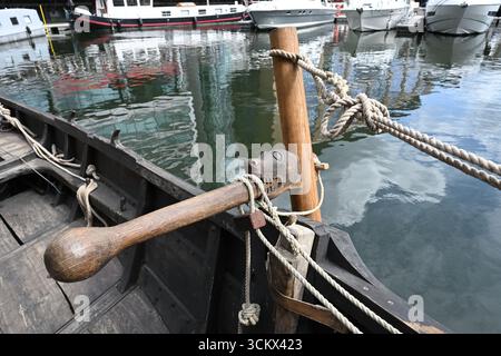 Tiller der Saga Farmann beim St. Katherine Docks Classic Boat Festival 2025 Stockfoto