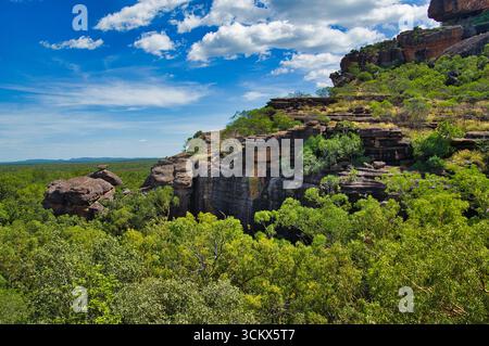 Welterbestätte Nourlangie Rock (Burrunkuy), Arnhem Land, Kakadu, Northern Territory, Australien. Gesteinsbildung im Waldgebiet Stockfoto