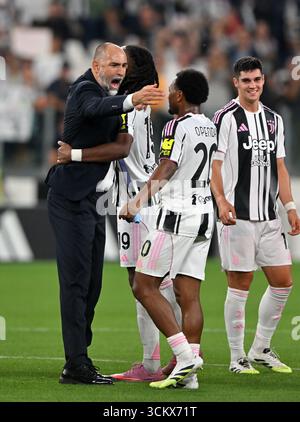 Igor Tudor, Manager des Juventus FC, feiert Vollzeit mit Khephren Thuram vom Juventus FC und Lois Openda vom Juventus FC während des Serie A-Spiels zwischen Juventus FC und FC Internazionale im Allianz Stadium am 13. September 2025 in Turin. (Foto: Chris Ricco) Stockfoto