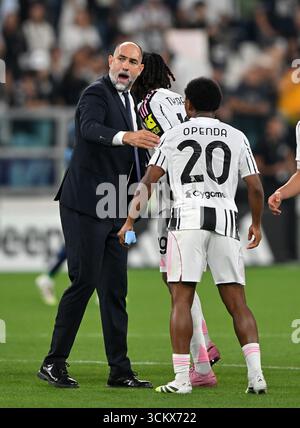 Igor Tudor, Manager des Juventus FC, feiert Vollzeit mit Khephren Thuram vom Juventus FC und Lois Openda vom Juventus FC während des Serie A-Spiels zwischen Juventus FC und FC Internazionale im Allianz Stadium am 13. September 2025 in Turin. (Foto: Chris Ricco) Stockfoto